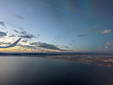 从一架飞机的窗口看到云和天空 从飞机的窗户看机器日落玻璃风景航空活力航班高度空气太阳图片
