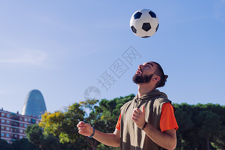 足球运动员给球打头部的球图片