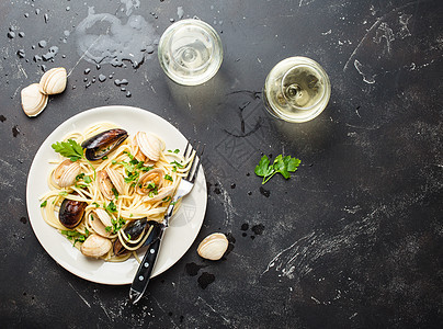 带海鲜的意大利面条午餐桌子横幅框架美食餐厅石板玻璃香菜贝类图片