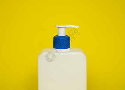 白色塑料肥皂或洗发水分配器泵瓶隔离在蓝色背景上 护肤乳液 沐浴必备品 洗发水瓶 沐浴露和润肤露 精细液体手洗产品身体治疗洗剂温泉图片
