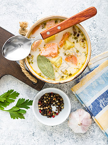 鱼鲑鱼汤土豆石头勺子香菜蔬菜午餐海鲜乡村食物饮食图片