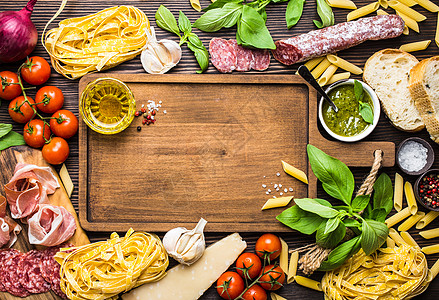 意大利传统食品和开胃菜意大利香蒜木板蔬菜菜单美食小吃桌子草本植物框架香肠图片