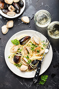 带海鲜的意大利面条桌子盘子乡村玻璃午餐餐厅草本植物美食贝类石头图片