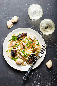 带海鲜的意大利面条乡村桌子石头美食餐厅玻璃草本植物午餐石板盘子图片