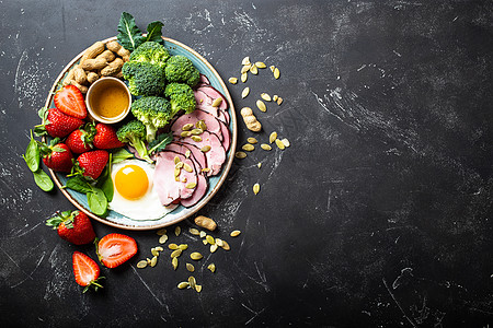 Keto饮食概念食物菜单减肥碳水菠菜盘子火腿化合物花生桌子图片