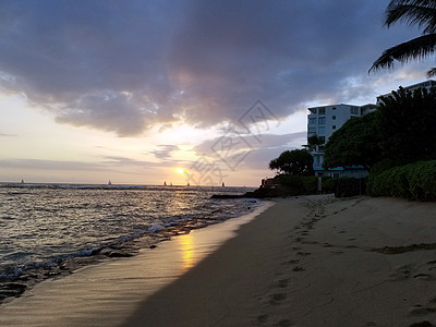 随着海浪滚入马卡莱伊海滩公园海岸 Waikiki水域上日落旅行地平线岩石天空海景石头反射天气太阳日出图片