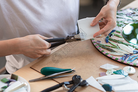 马赛克大师的工作场所 女性在制作马赛克过程中手持马赛克细节工具艺术家刀具创造力水平爱好围裙艺术品艺术陶瓷女孩图片