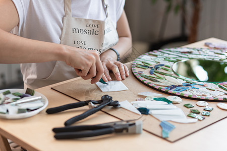 马赛克大师的工作场所 女性在制作马赛克过程中手持马赛克细节工具创造力工作室女孩艺术家刀具艺术品玻璃白色制品瓷砖图片