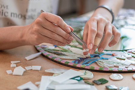 马赛克大师的工作场所 女性在制作马赛克过程中手持马赛克细节工具瓷砖工艺艺术家刀具框架艺术工作室制品围裙陶瓷图片
