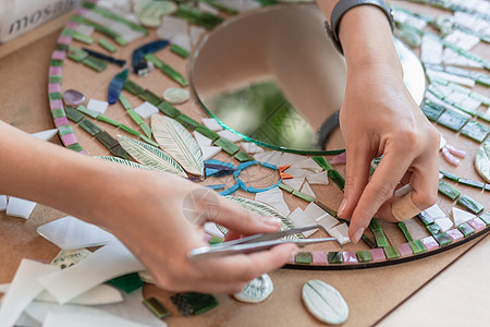 马赛克大师的工作场所 女性在制作马赛克过程中手持马赛克细节工具创造力艺术水平瓷砖玻璃围裙工艺工作室艺术品陶瓷图片