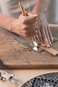 艺术家将彩色玻璃切成小的马赛克方形商业技术测量工艺床单手工瓷砖蓝色工匠工人图片