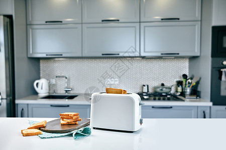 清晨在白厨房里热天 加新鲜吐司窗户厨具餐厅盘子牛奶家庭花朵午餐面包烤面包机背景图片