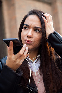 用电话录制语音留言的 女性焦虑的女人图片