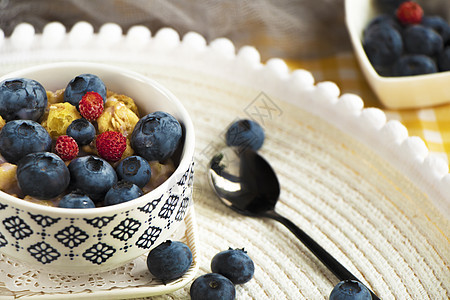健康早餐概念 Granola带蓝莓的蓝色种子浆果奶制品勺子麦片水果酸奶甜点营养燕麦图片
