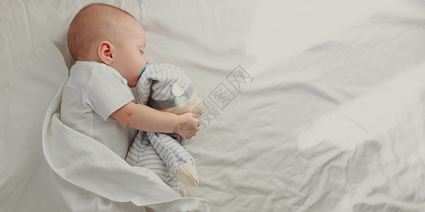 婴儿在他的婴儿床里睡觉 祝宝宝好梦 一个快乐的孩子 儿童用品男生按摩儿子微笑育儿乐趣家庭情感分娩皮肤图片