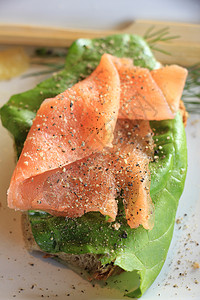 新鲜的三文鱼三明治 熏鲑鱼 生菜 鲜瓜和鸡蛋面包食物餐厅午餐鱼片绿色草本植物棕色小麦烟熏图片