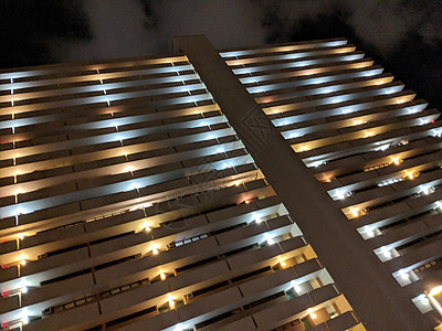 寻找夜里一栋大楼建筑学财产景观建筑摩天大楼公寓窗户蓝色市中心住宅图片