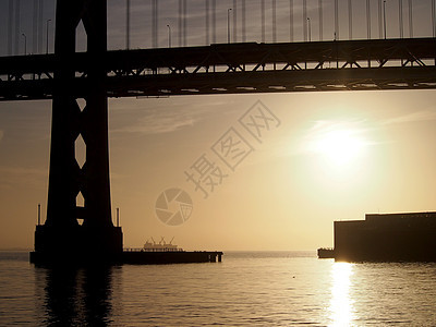日出在旧金山湾上空和海湾大桥上 河里有船日落海洋建筑学地标天空历史性爬坡国家城市吸引力图片