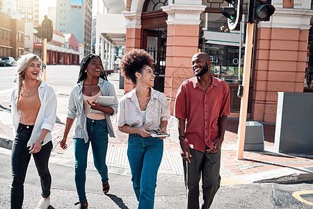 大学校园假期期间 休闲 多元化的学生在城市中漫步 在城里聊天或玩耍 快乐 快乐的一群朋友享受户外会议或闲逛图片