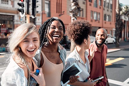 一群不同的学生在阳光明媚的夏日在城市户外玩乐 年轻人或朋友在步行前往校园时在城市城镇一起欢笑和微笑的肖像图片
