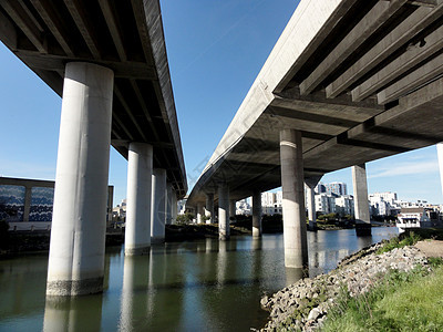 空中列柱上的高压高速公路图片