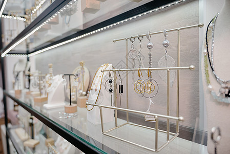 装有项链和首饰的商店窗口 自制珠宝展出耳环配饰展示艺术蓝色奢华作坊珠子产品石头图片