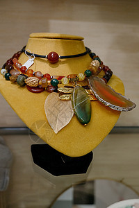 服装首饰 一件由服装首饰制作的项链产品贸易艺术宝石作坊矿物珠子石头店铺卵石图片