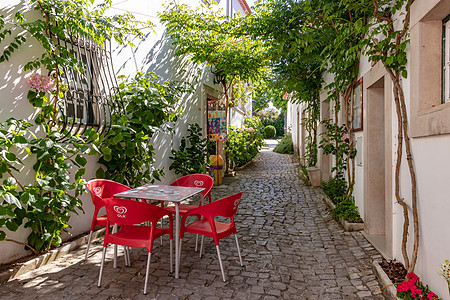 在葡萄牙里斯本以北的Oureem堡垒和城堡镇与小咖啡馆一起走罗马式步行道图片