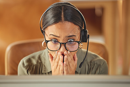 刚才发生的事 一个年轻女商务人士在呼叫中心做电脑工作时 震惊地看着她图片