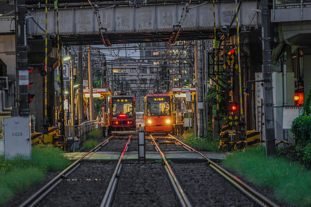 与线的景观交通踪迹电车旅行民众火车机车电力铁路设施图片