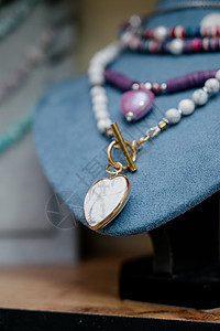 服装首饰 一件由服装首饰制作的项链珠宝卵石金子店铺作坊宝石配饰珠子矿物贸易图片