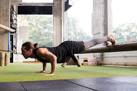 体育运动员在健身房的火车做俯卧撑图片