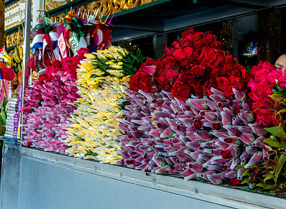 鲜花卖给佛祖拜佛植物群宗教花环花束展示花卉色彩圣地店铺玫瑰背景图片