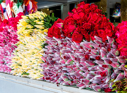 鲜花卖给佛祖拜佛文化宗教玫瑰市场色彩花卉崇拜花环店铺圣地背景图片