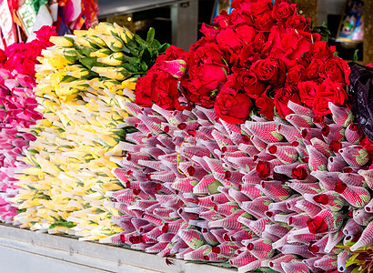 鲜花卖给佛祖拜佛色彩展示花束植物群宗教圣地玫瑰花环市场文化背景图片