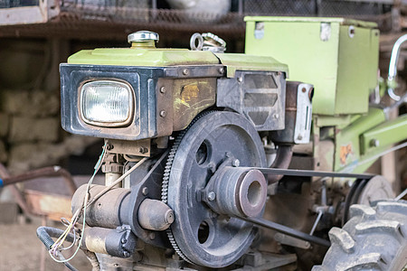 有拖车的典型的重型柴油手扶拖拉机 农村农用运输设备 便携式农业设备 步行微型拖拉机 启动系统是机械和手动的机动化柴油引擎发动机工图片