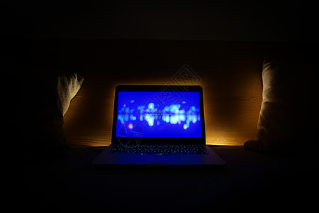 个人电脑和间接照明配饰建筑橙子笔记本枕头桌子卧室住宅键盘商业图片