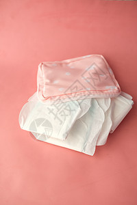 一张桌子上卫生巾的密闭女性女孩软垫月经液体餐巾产品妇科衬垫白色背景图片