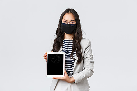 商业 金融和就业 共同19年防止病毒和社会动荡概念 自信的女房地产经纪人在数字平板胶片上为客户展示交易 佩戴面罩face面具企业图片