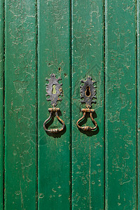 带有剥开绿色涂料 钥匙孔和金属环的古旧门文化风化古董房子旅行建筑学木头锁孔戒指门把手图片
