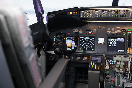 无人乘坐电子仪表板的飞机喷气驾驶舱图片