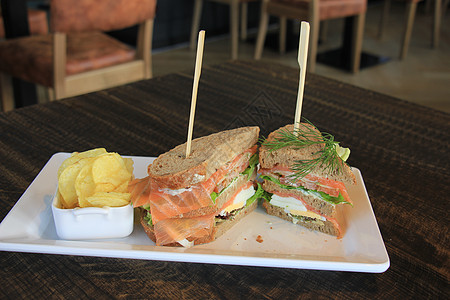 新鲜的三文鱼三明治 熏鲑鱼 生菜 鲜瓜和鸡蛋烟熏面包午餐鱼片草本植物餐厅海鲜绿色食物棕色图片