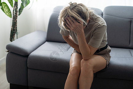 肚子痛的生病女人腹痛情绪成人站立腹部黑发疼痛女孩生活经期图片