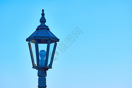 孤独的紫灯笼 带LED灯泡和夜蓝色平静天空警告能源灯柱路灯传统历史性经济自由知识设备图片
