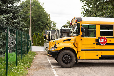黄色校车前路路面儿童教育运输工具旅行卡车阳光安全驾驶公共汽车学生学校汽车学习图片