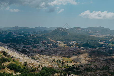 阿尔卑斯山田园诗般的山景全景 在阳光明媚的日子里 新鲜的绿色草地盛开 夏季山地景观高山 在领域的风景旅游假期环境旅行地平线光束日图片