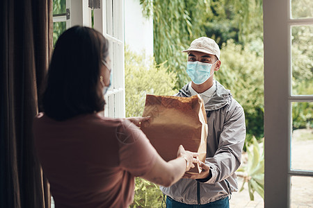 客户的看法就是您的现实 一个年轻人在家里给顾客送包裹图片