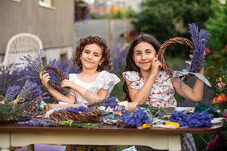 女孩把自制的熏衣草花圈做成装饰品植物群草本植物小袋手工紫色风格植物植物学化妆品剪刀图片