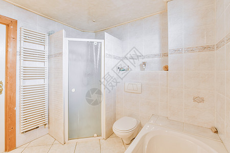 淋浴小屋附近的Sinks和浴缸住宅房子盒子水平反射建筑学白色卫生卫生间玻璃图片
