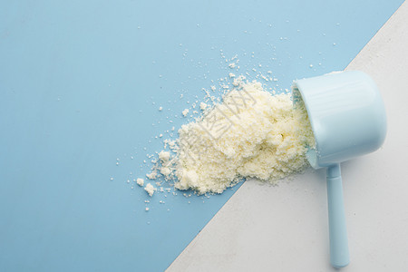 紧贴婴儿奶粉和勺子 在瓷砖背景上白色活力粉末奶制品牛奶测量营养背景图片